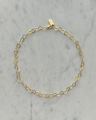 Kette aus großen ineinander verschlungenen Herzen aus 24k vergoldetem Sterling Silber.