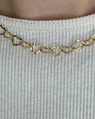 Tragebild: Kette aus großen ineinander verschlungenen Herzen aus 24k vergoldetem Sterling Silber.