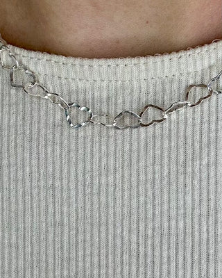 Tragebild: Kette aus großen ineinander verschlungenen Herzen aus 925er Sterling Silber.