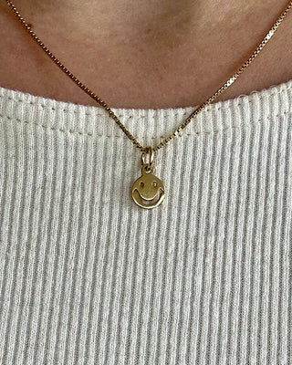 Tragebild: Kleiner goldener Smiley  an Würfelkette aus 24k vergoldetem Sterling Silber