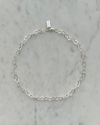 Kette aus großen ineinander verschlungenen Herzen aus 925er Sterling Silber.