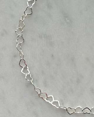 Nahaufnahme der Kette aus großen ineinander verschlungenen Herzen aus 925er Sterling Silber.